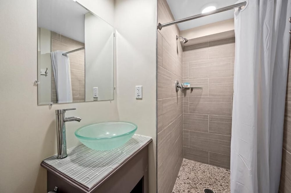Deluxe Suite, 1 Queen Bed with Sofa bed photo 2