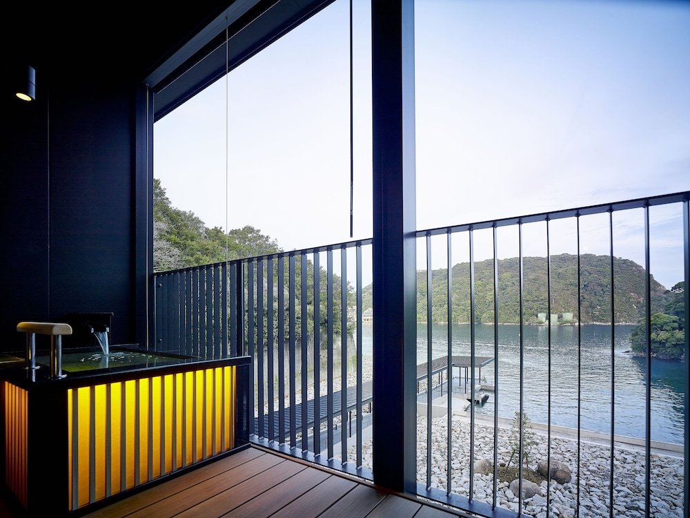 Superior Japanese Western Style Room, Corner, Open-air Bath, Ocean View photo 2