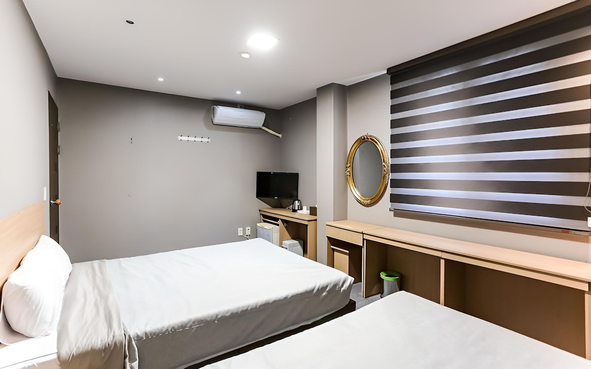Room (Twin (Double + Double)) - Photo 4