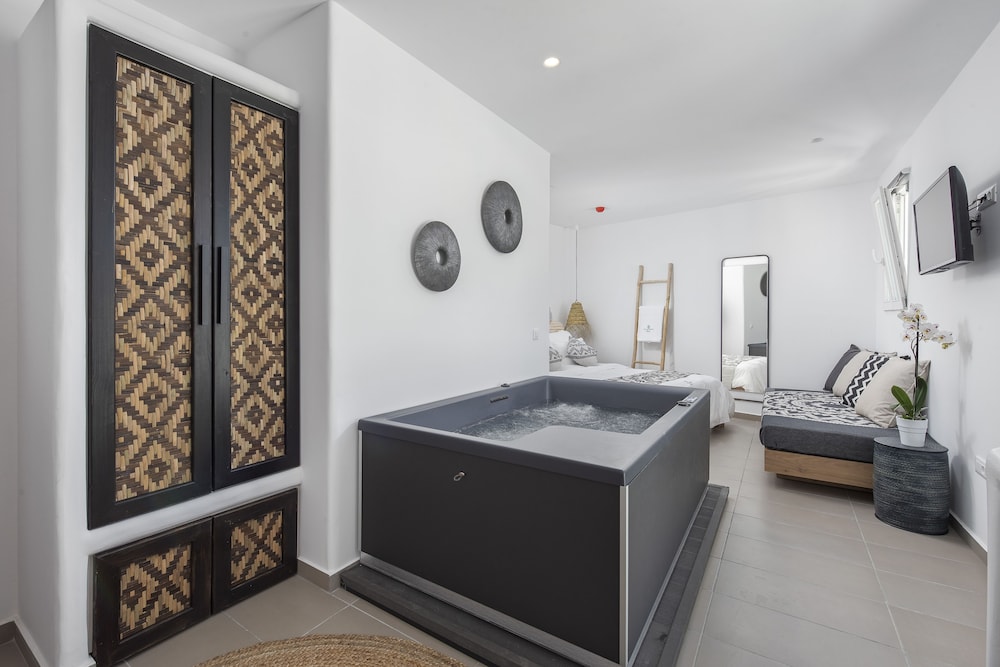 Deluxe City View Suite with Indoor Hot Tub photo 1