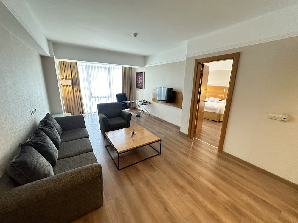 Executive Suite, 1 King Bed - Photo 4