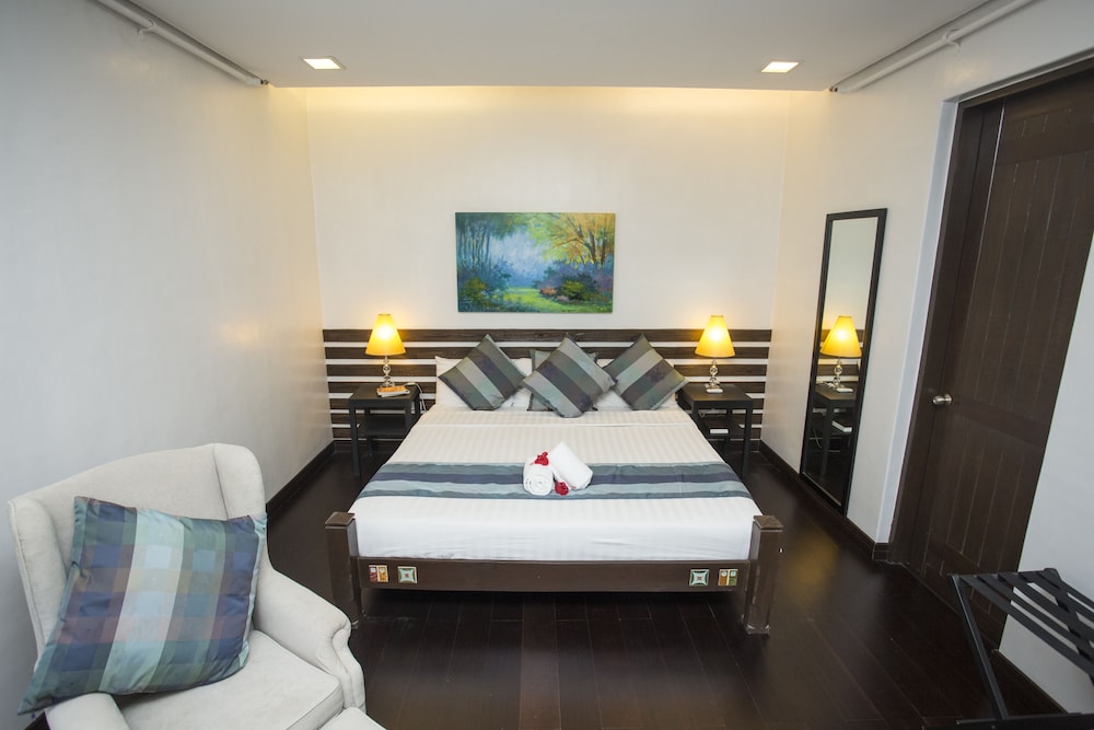 Suite - Photo 1