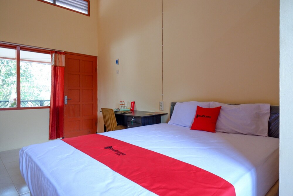 Double Room (RedDoorz)