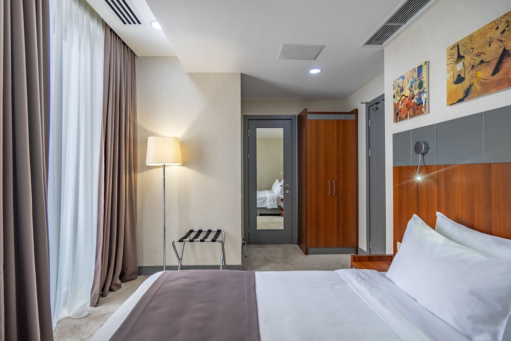 Standard Double Room, 1 Queen Bed, Non Smoking, City View photo 3