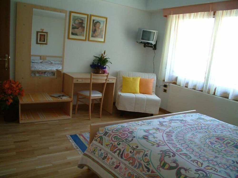 Double Room Single Use, 1 Queen Bed, Mountain View photo 3