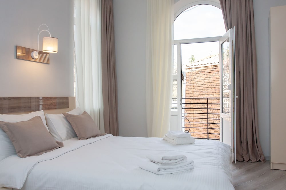Deluxe Double Room, 1 King Bed, Balcony photo 1