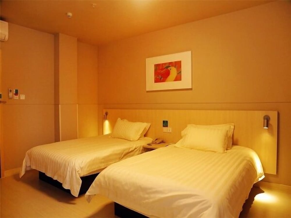 Twin Room (B)