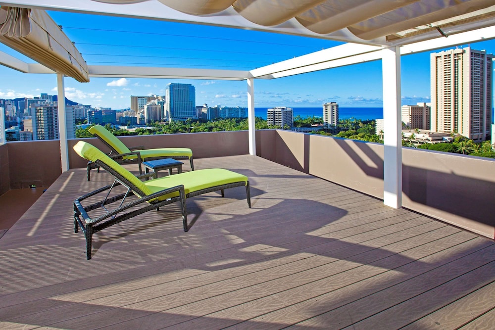Penthouse, 1 King Bed with Sofa bed (Kapiolani Suite, City/Mountain View) - Photo 2