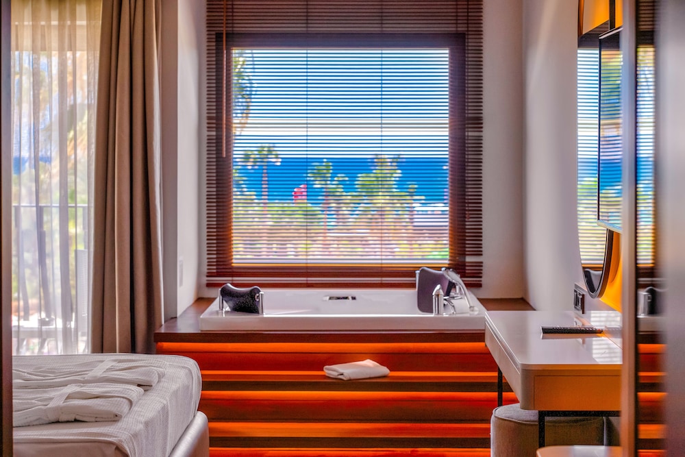 Comfort Standard Jacuzzi Room, +13 thumbnail 6