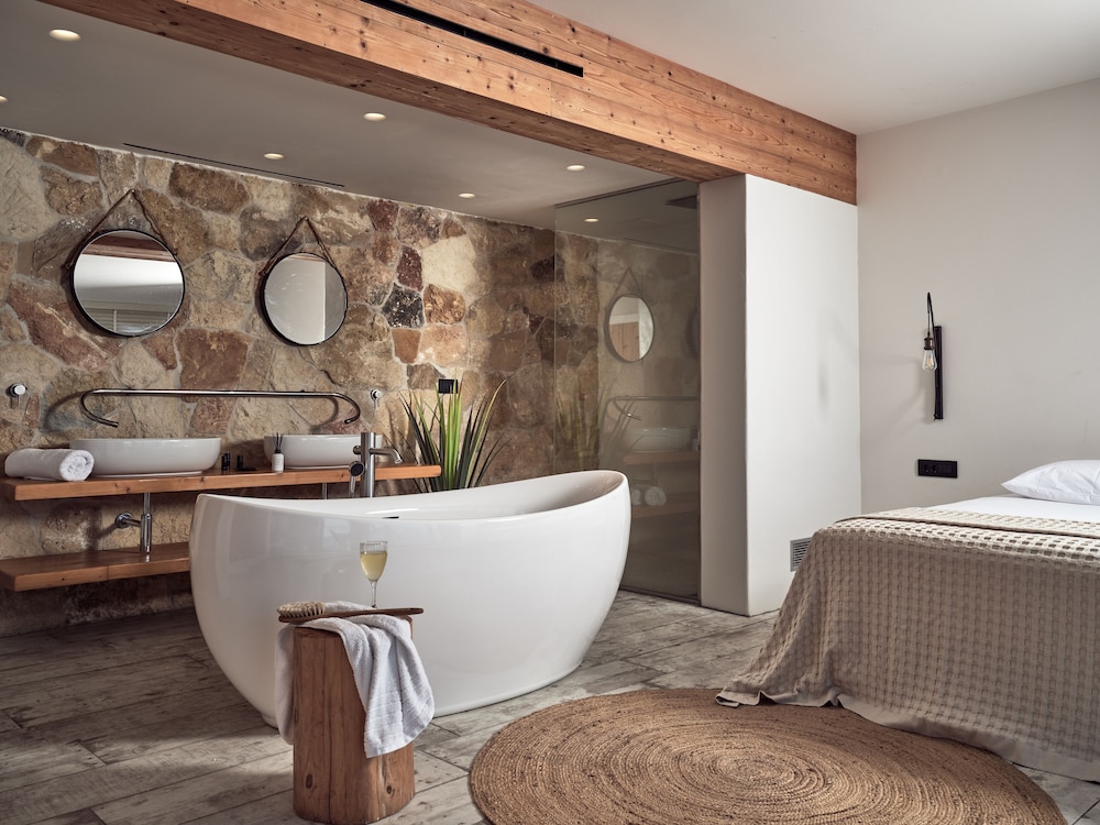 Premium Junior Suite with Outdoor Jetted Tub & Sea View - Photo 5
