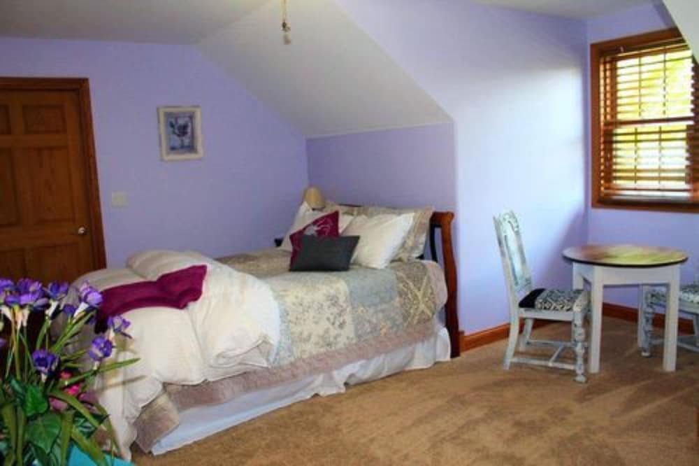 Room, 1 Queen Bed, Private Bathroom, Courtyard View