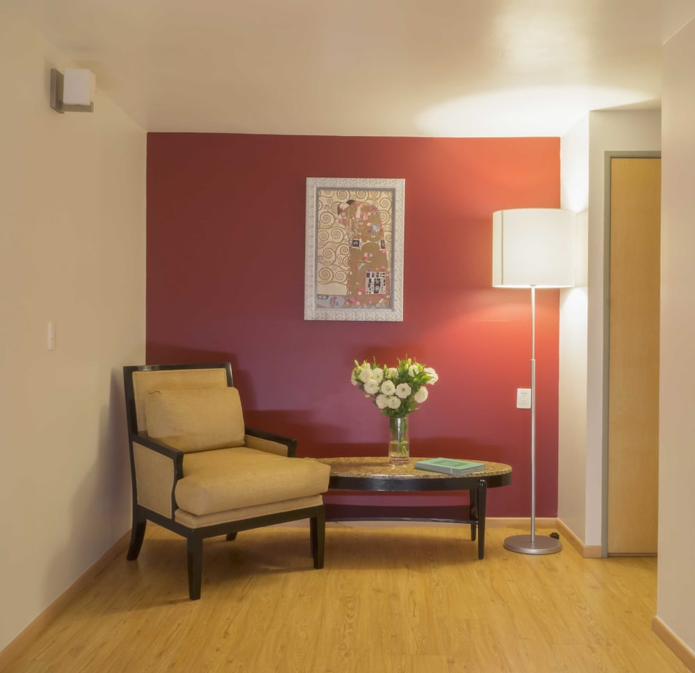 Suite, 1 Queen Bed, Exterior View thumbnail 6