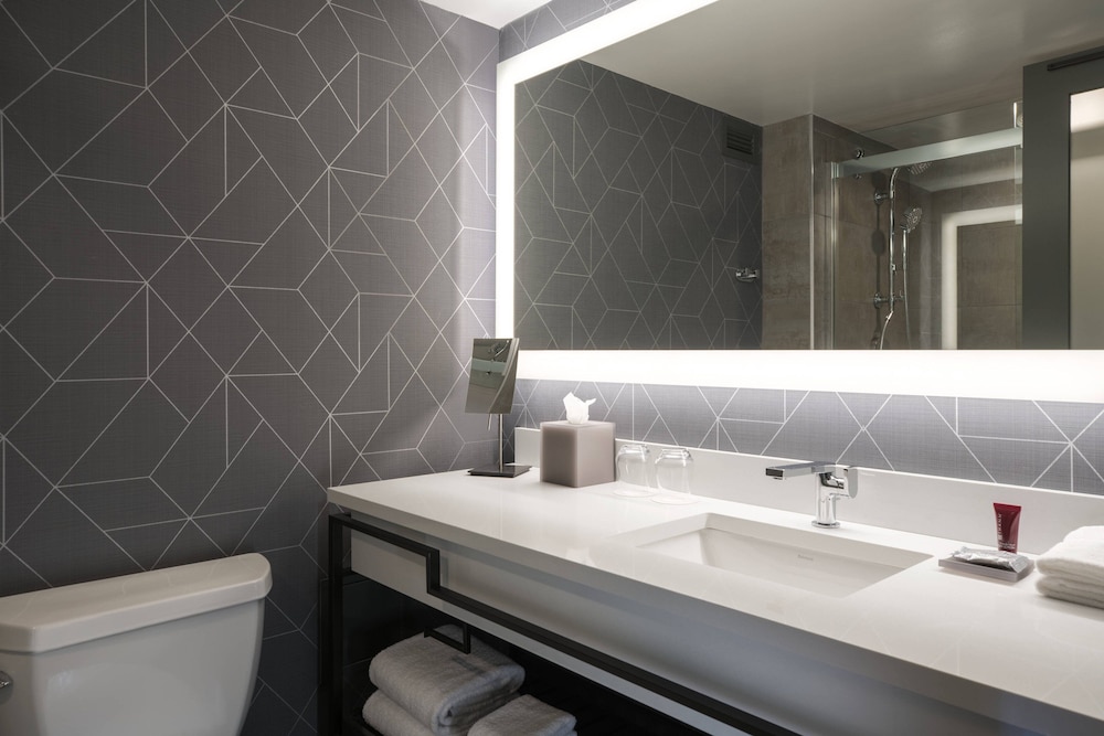Room, 1 King Bed (Mobility/Hearing Accessible, Tub) - Photo 5