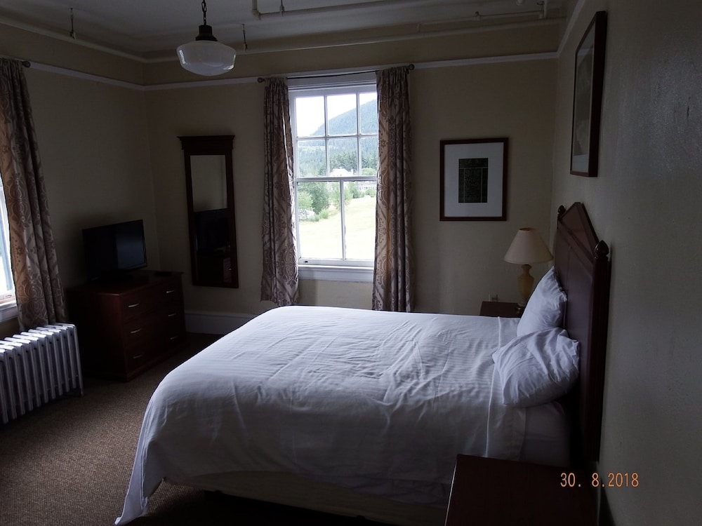 Standard Room, 1 Queen Bed photo 2