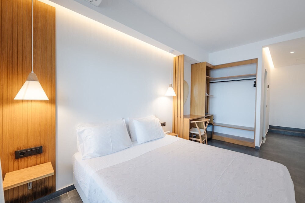 Superior Deluxe Double or Twin Room with Balcony and Pontikonisi island view photo 2