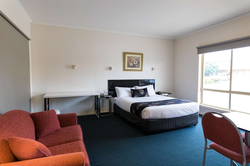 Executive Room, 1 Queen Bed, Non Smoking, Kitchenette (Larger Room) - Photo 4