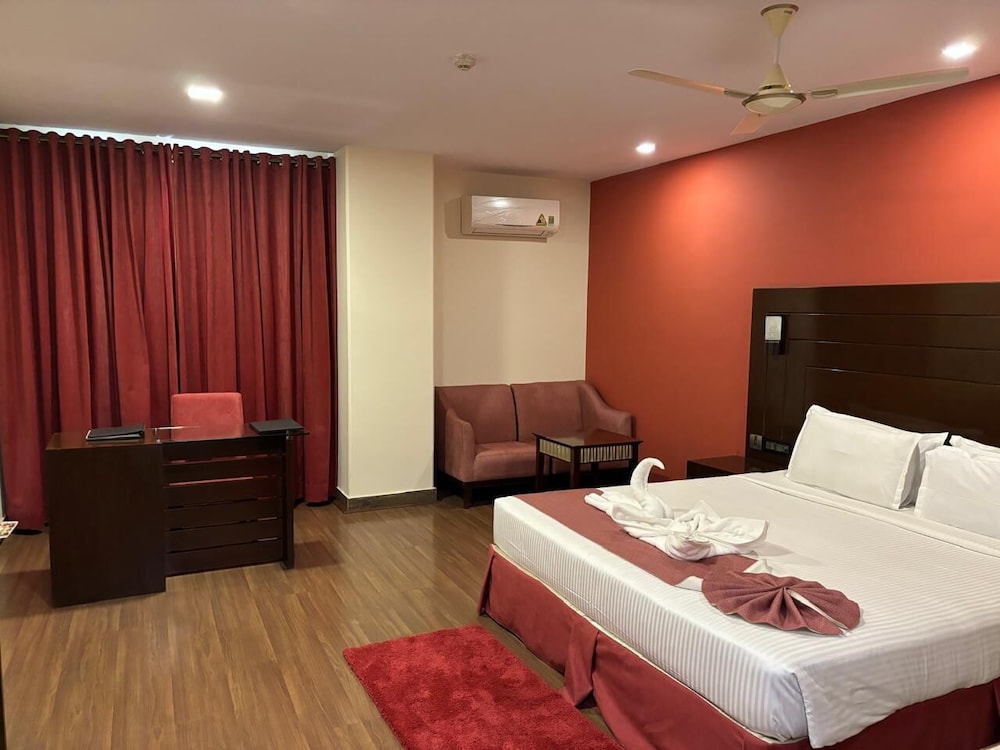 Deluxe Queen Room