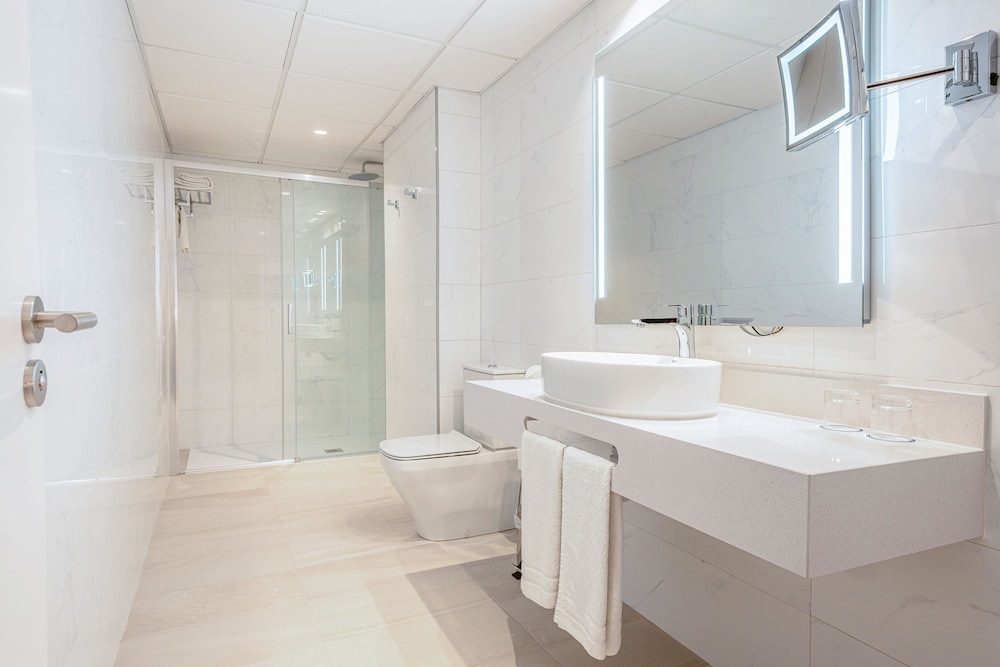 Standard Double Room Single Use thumbnail 6