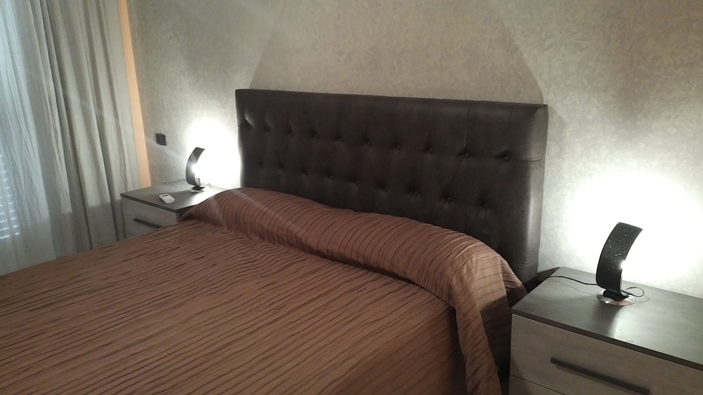 Deluxe Room, 1 King Bed, Non Smoking - Photo 1