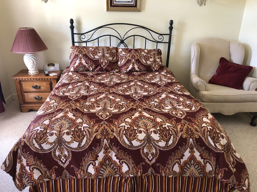 Double Room (Burgandy) photo 2
