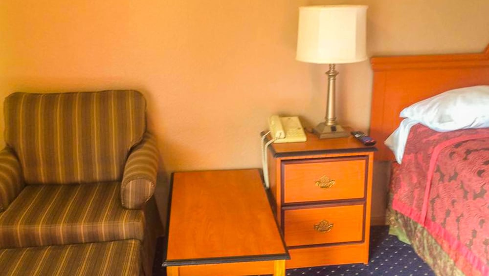 Standard Room, 1 King Bed, Non Smoking - Photo 7