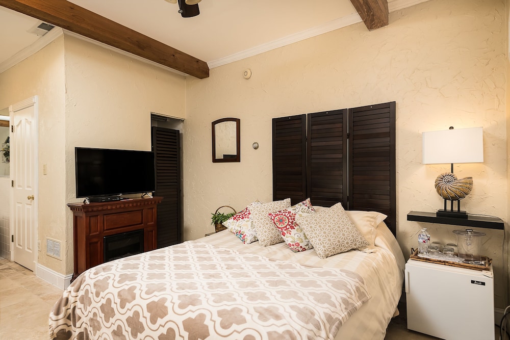 The Tuscan King Suite