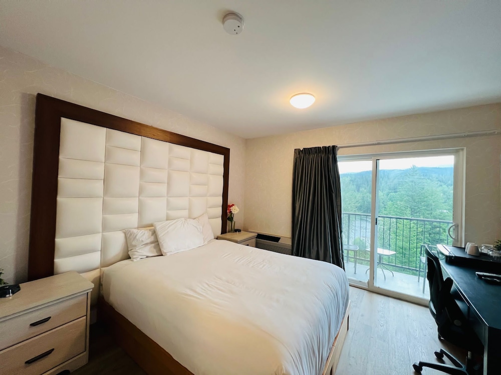Family Room, Multiple Beds, Non Smoking, Mountain View