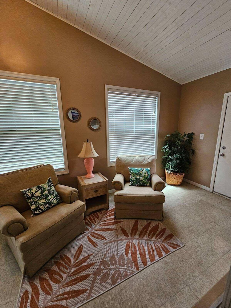 Large 2 Bedroom photo 2