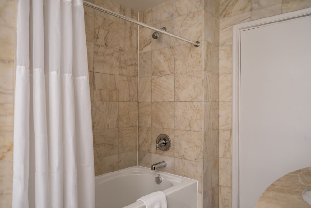 Deluxe Room, 1 King Bed, Kitchenette photo 3