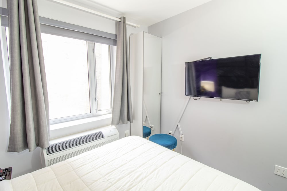 Standard Room 1 Queen Bed City View photo 2