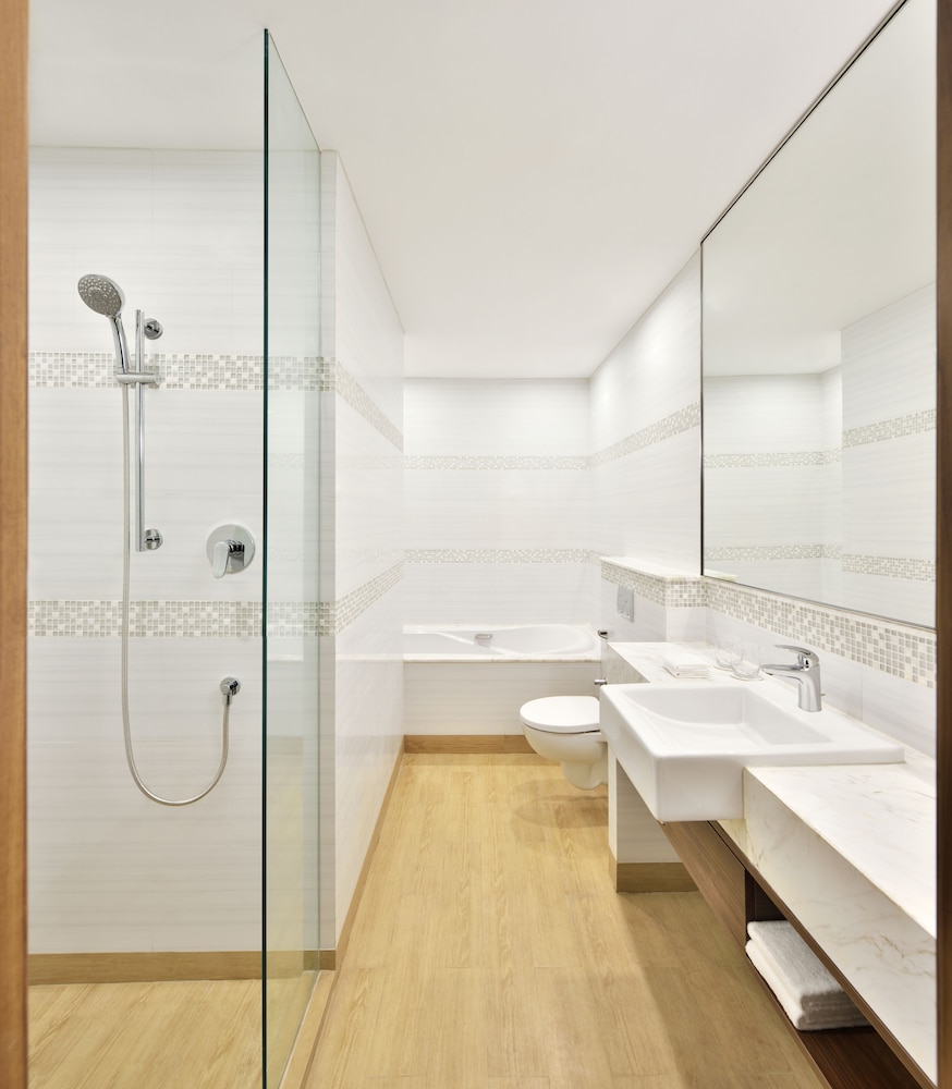 Suite, 1 Queen Bed - Photo 6