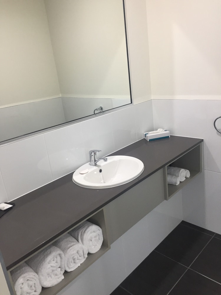 Deluxe Room, 1 King Bed, Non Smoking - Photo 16
