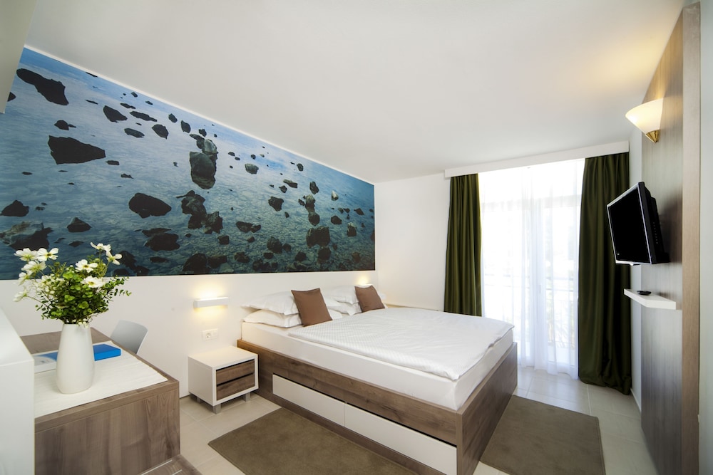 Standard Double Room, Balcony, Partial Sea View - Photo 2