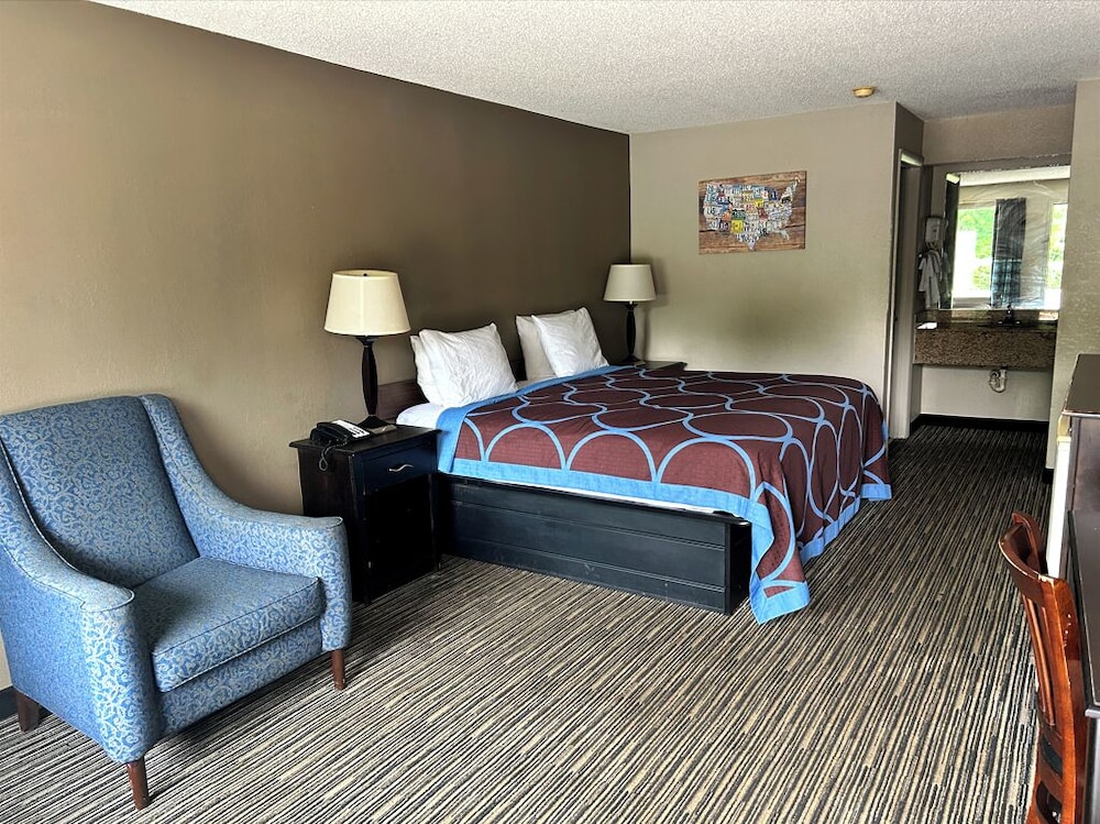 Standard Room, 1 King Bed, Non Smoking, Jetted Tub photo 2