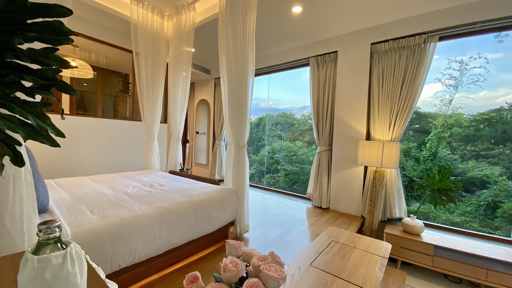 Honeymoon Suite with Bathtub on the Balcony - Photo 13