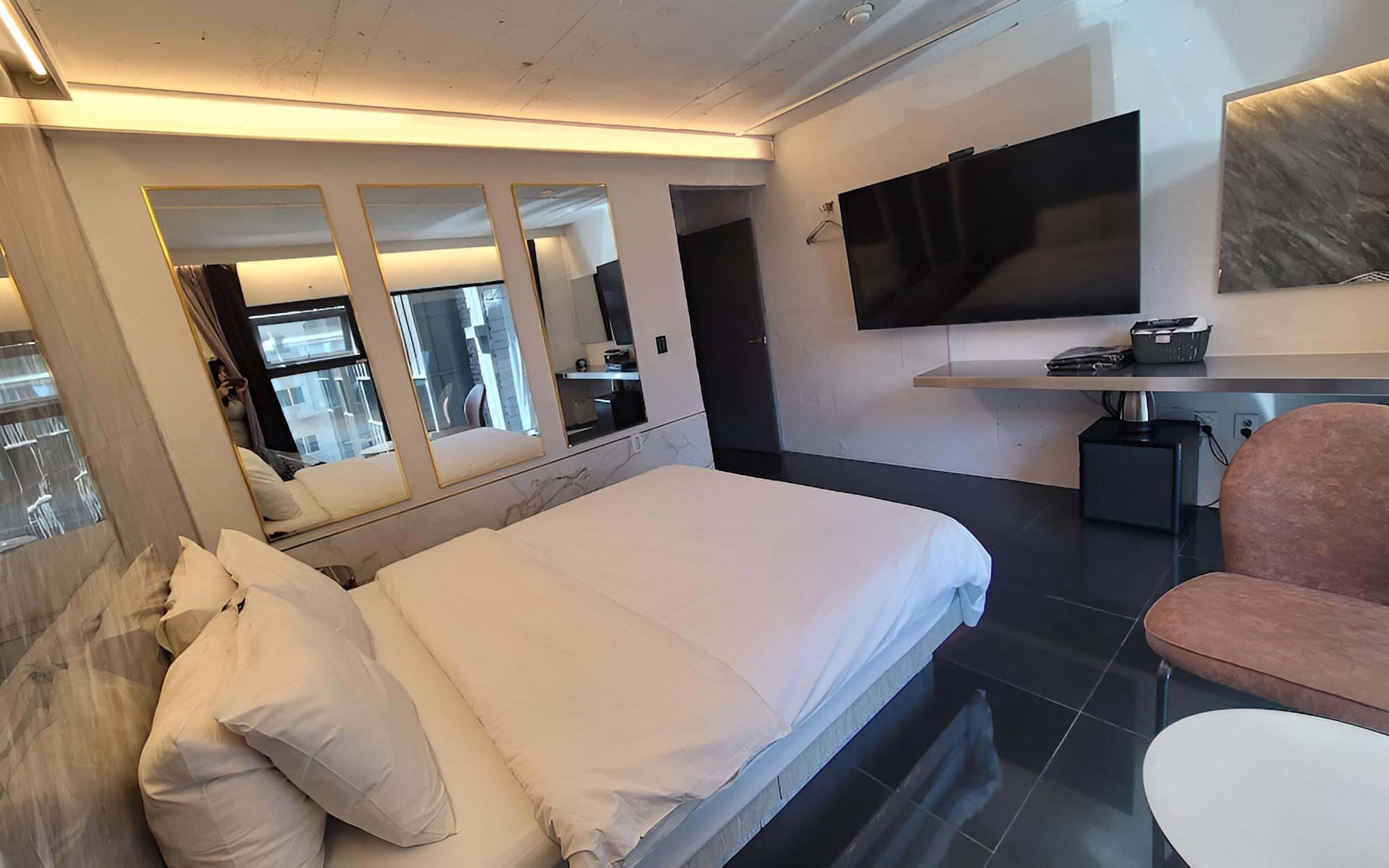Room (Movie Room (Movie Room 70 inches 75 i) - Photo 5