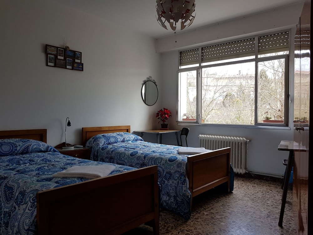 Twin Room, Shared Bathroom, City View photo 3