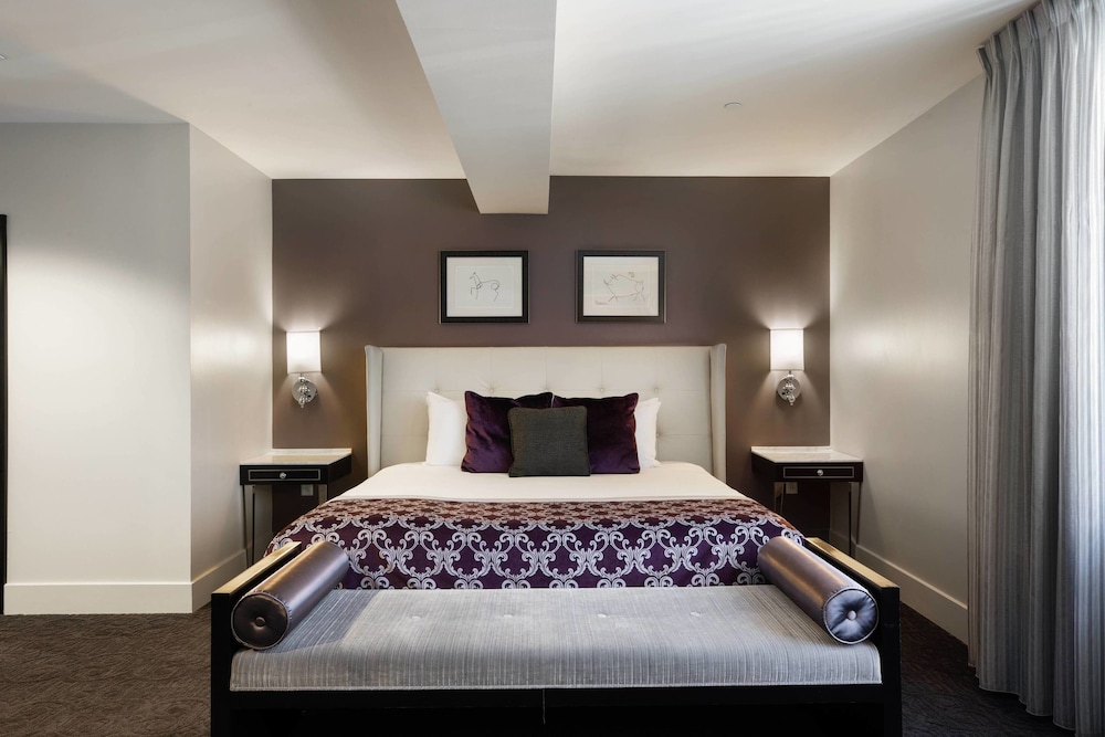 Room, 1 King Bed, Corner - Photo 1