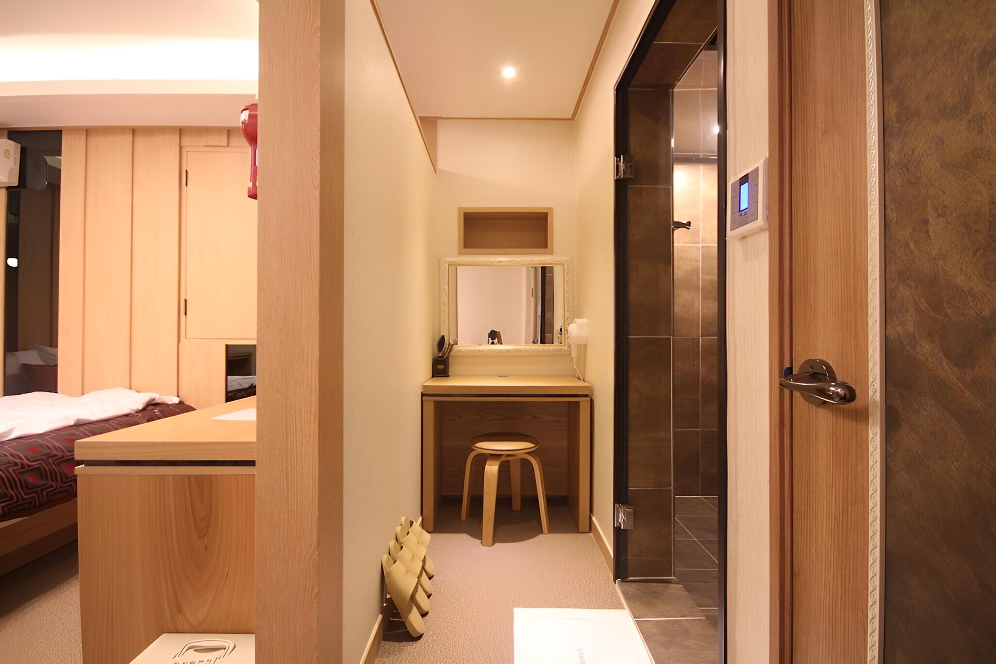 Room (Standard Room) - Photo 2