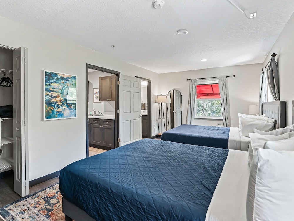 2 Queen Beds, 1-Bedroom Suite, Living Room, Non-Smoking - Photo 9