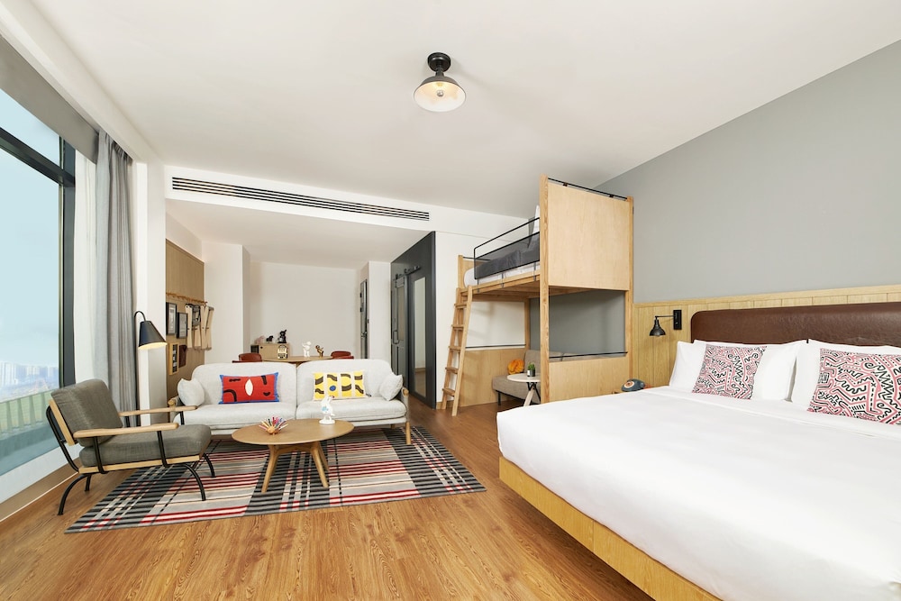 Premium Room, 1 Queen Bed, City View - Photo 4