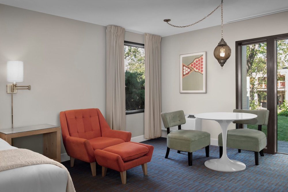 Premium Room, 1 King Bed (Premium King Room) photo 2