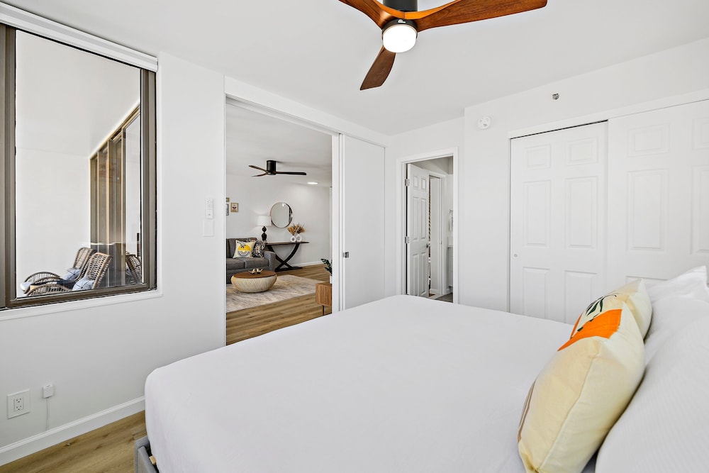 Premium Remodeled Condo with Ocean View and Parking: Premium Suite, 1 King Bed with Sofa bed, Air conditioning, Ocean View (0132) photo