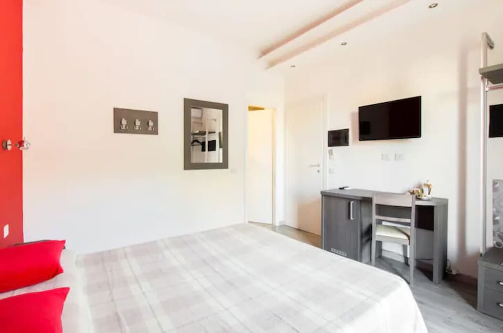 Deluxe Double Room (Red) photo 2