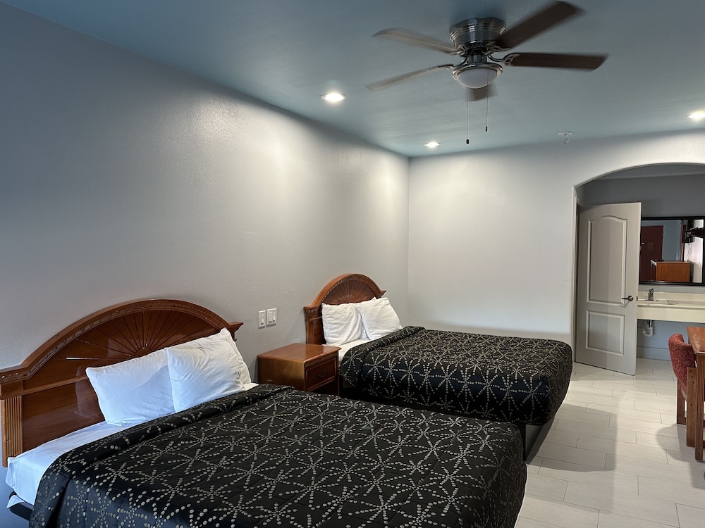 Standard Room, 2 Queen Beds - Photo 1