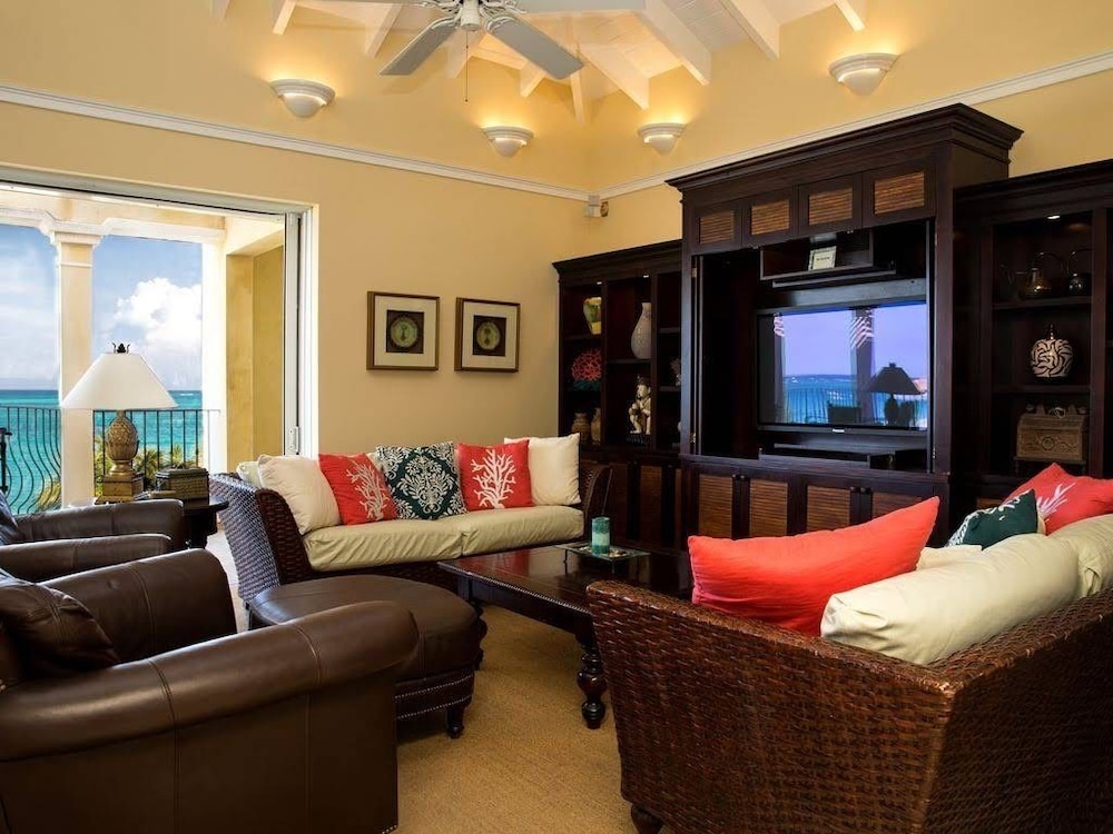 1 Bedroom Ocean Front Exclusive Penthouse Villa photo 3