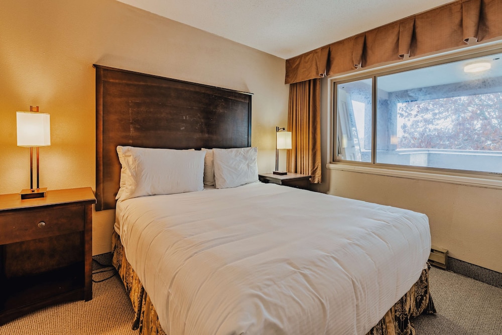 Family Suite, 2 Queen Beds, Non Smoking, Balcony - Photo 2