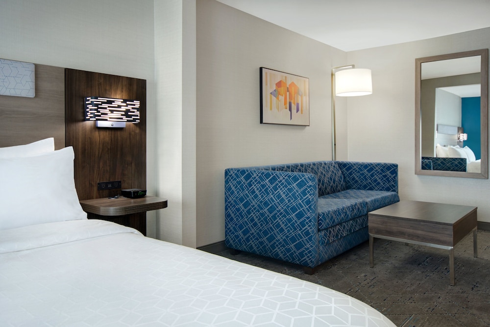 Suite, 1 King Bed with Sofa bed (Extra Space) - Photo 9