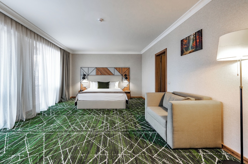 Suite, 1 King Bed, Non Smoking, Corner photo 2