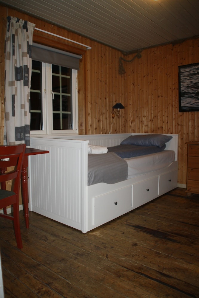 Basic Double Room, 1 Double Bed, Non Smoking, Harbor View photo 2